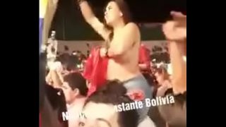 Boliviana muestra las tetas en concierto de nicky jam y le roban