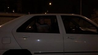 Una chica joven desconocida nos enseña las tetas desde el coche de al lado cuando vamos por la autopista dirección a Barcelona. Con anécdotas así se hace el camino más corto.