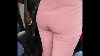 Buen trasero de chica en la combi rico y apretadito