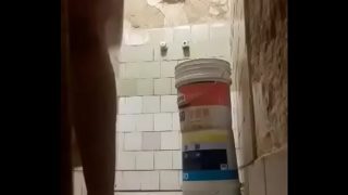 espiando en el baño a mi hijastra