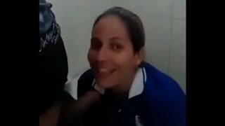 Tiene sexo con la señora que limpia los baños