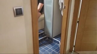 OMG !! He Pillado a mi Novio jugando con su POLLA en el Baño y lo castigo en el Dormitorio